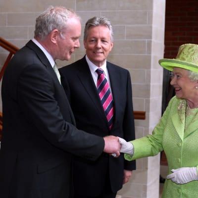 Martin McGuiness och drottningen Elisabeth skakar hand
