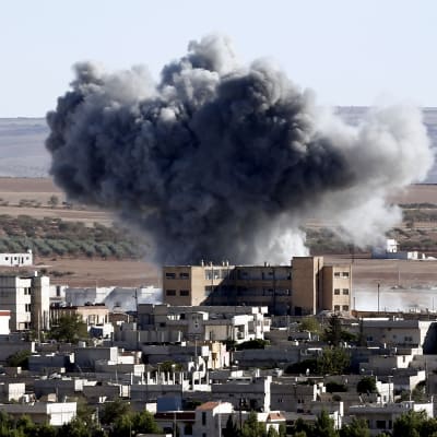 Explosion i Kobane den 20 oktober 2014 efter vad som tros vara den USA-ledda koalitionens attack mot  den så kallade Islamiska staten.