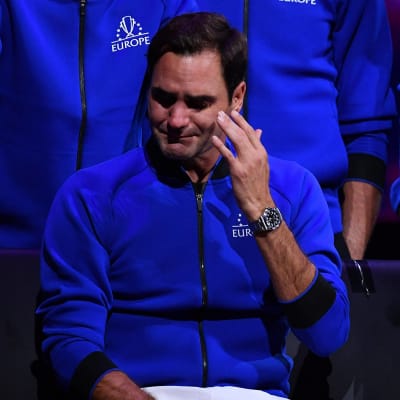Roger Federer torkar tårar.