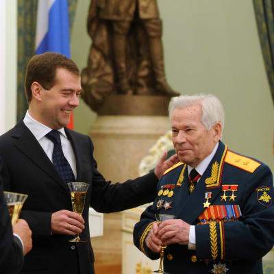 AK-47-designern Michail Kalasjnikov behängdes med Rysslands högsta utmärkelse "Rysslands hjälte" på sin 90-årsdag den 10 november 2009 i Kreml.