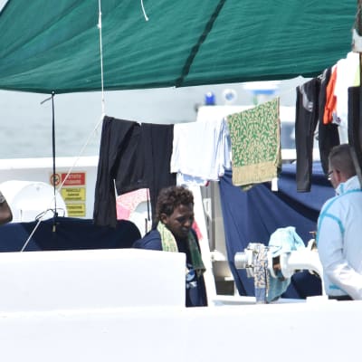 Migranter som räddats av det italienska kustbevakningsfartyget Diciotti. 