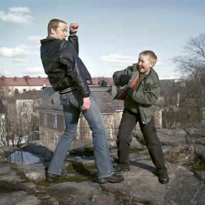 Petteri Summanen ja Mikko Alanko ovat nyrkkeilevät veljekset elokuvassa Haaveiden kehä.