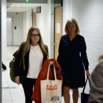Johanna Vehkoo saapuu Rovaniemen hovioikeuden käsittelyyn Oulussa.