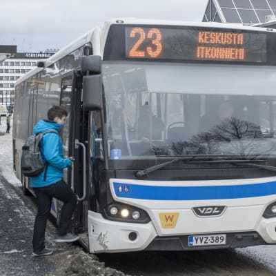 Poika nousee linja-autoon Kuopiossa