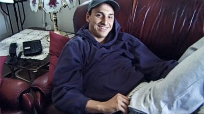 En ung Zlatan poserar i en soffa