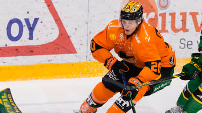 Kasper Björkqvist framför målet.
