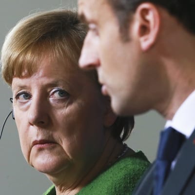 Porträtt på Angela Mercel och Emmanuel Macron