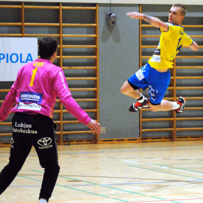 HIK:s Roy Lindqvist skjuter ett hoppskott. SIF:s målvakt Rony Leven täcker.