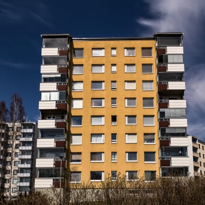 Flervåningshus i förort