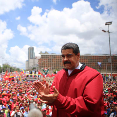 Omkring 30 000 anhängare till president Nicolas Maduro samlades till en motdemonstration.