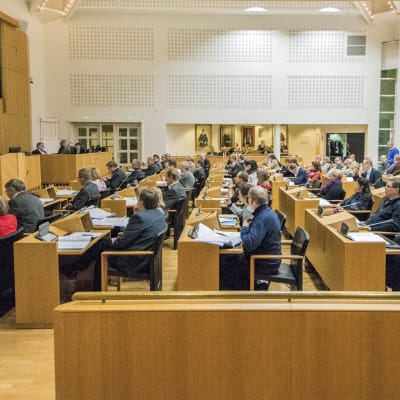Kuopion kaupunginvaltuuston kokous käynnissä.