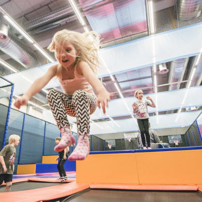 Lapset hyppivät Kuopion Bellanrannan trampoliinipuistossa