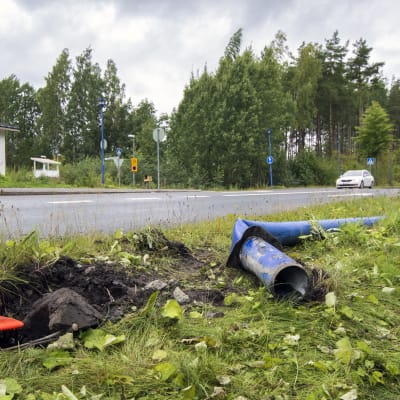 Valopylväs kolarin jälkeen vääntyneenä maassa Saaristokadulla.