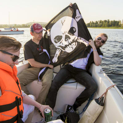 Aleksi Ikäheimo, Saku Kärkkäinen ja Alan Tribe sanovat, että vesillä pätee herrasmiessäännöt ja veneet eivät tule liian lähelle toisiaan.