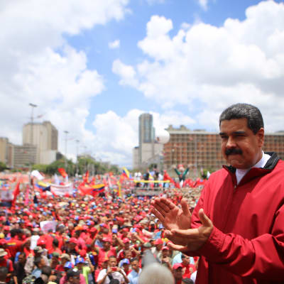 Omkring 30 000 anhängare till president Nicolas Maduro samlades till en motdemonstration.
