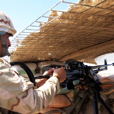 Soldat vid postering söder om Tikrit i Irak.
