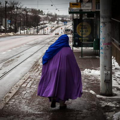Invandrarkvinna på gata