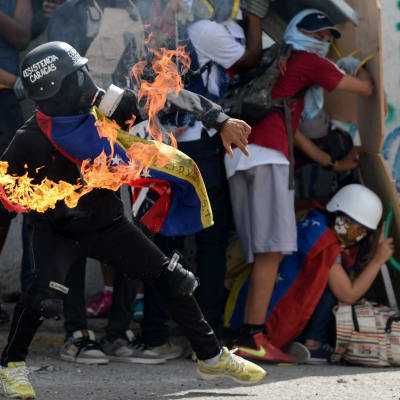 Demonstranter drabbar samman med säkerhetsstyrkor i Caracas 9.7.2017