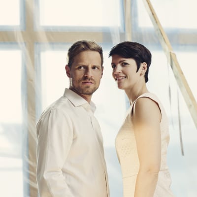 Peter Kanerva och Maria Ylipää poserar vid ett husbygge.