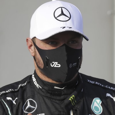 Valtteri Bottas gör tummen upp.
