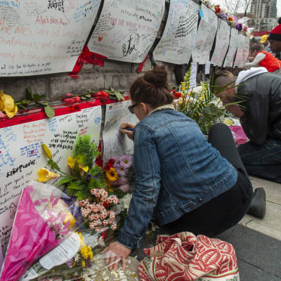 Tusentals människor har hämtat blommor, plakat och ljus för att hedra offren i Toronto-attacken.