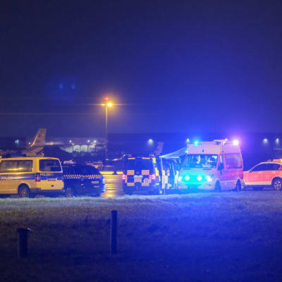 Bil körde ut på flygfältet.