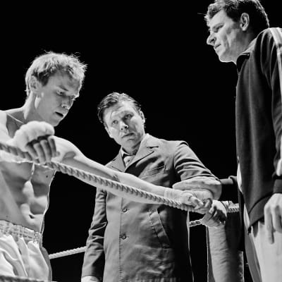 Olli (Jarkko Lahti) i boxningsringen med sin manager Elis Ask (Eero Milonoff) och en assistent.