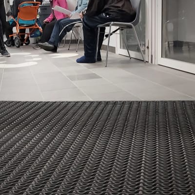 Hissiaulassa istuu viisi ihmistä odottamassa päivystykseen pääsyä