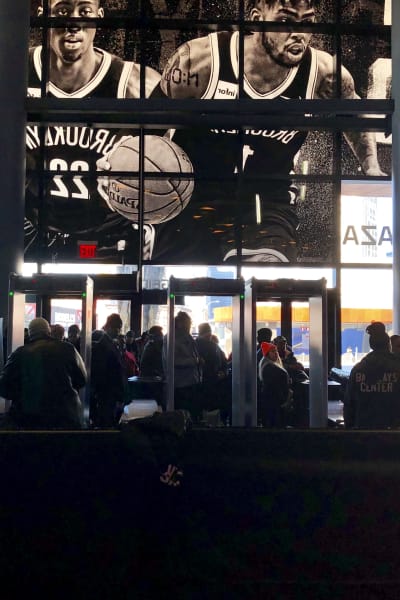 En grupp statsanställda köar in till matbanken i New York.