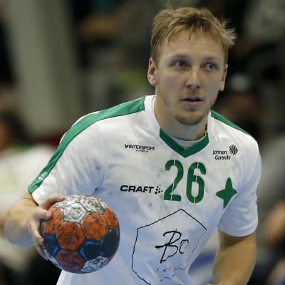 Anthony Hellakoski spelar handboll.