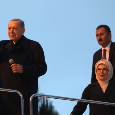 Turkiets president Recep Tayyip Erdogan vinkar till anhängare
