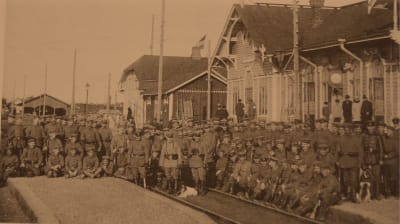 Tyska truppar poserar framför järnvägsstationen i Karis.