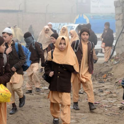 Skolelever i Peshawar återvänder till skolan den 20 december, efter skolmassakern fyra dagar tidigare.