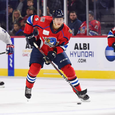 Henrik Borgström med pucken i en match i AHL.