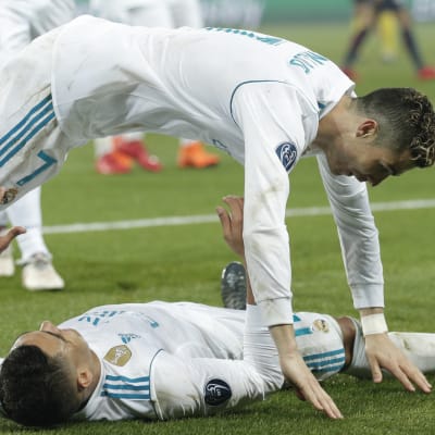 Real Madrid jublar över 2-1-målet mot PSG.