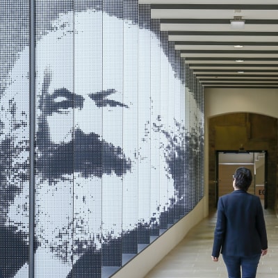 En bild på Karl Marx i utställningen i Trier i Tyskland.