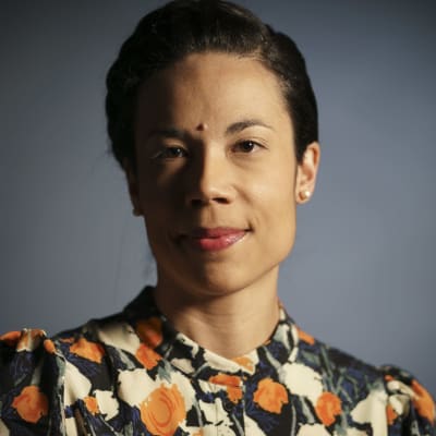 Ylen kolumnisti Shadia Rask studiomuotokuvassa.