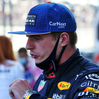 Max Verstappen diskuterar.