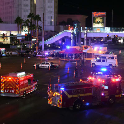 Räddningsfordon med blåljusen aktiva står i Las Vegas, efter skjutningen mot en countryfestival.