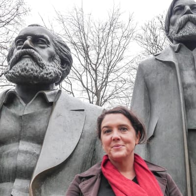 Historioitsija Bettany Hughes Marxin ja Engelsin patsaalla Berliinissä