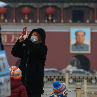 Familj mitt i smogen i Peking. 