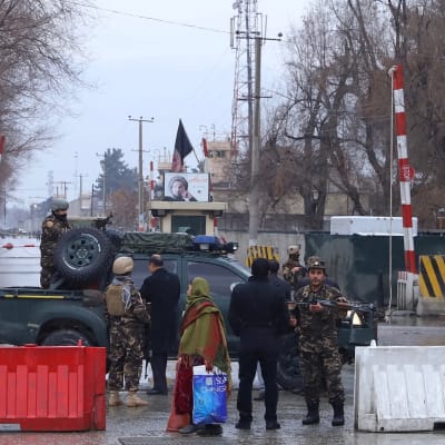 En självmordsbombare slog till i morgonrusningen i Kabul. Minst en person dödades och sex skadades  i attacken i diplomatkvarteren 