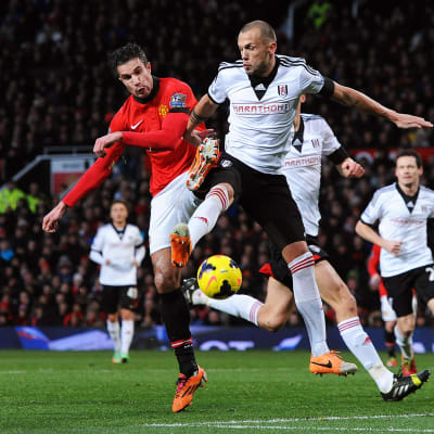 Johnny Heitinga och Robin van Persie kämpar om bollen