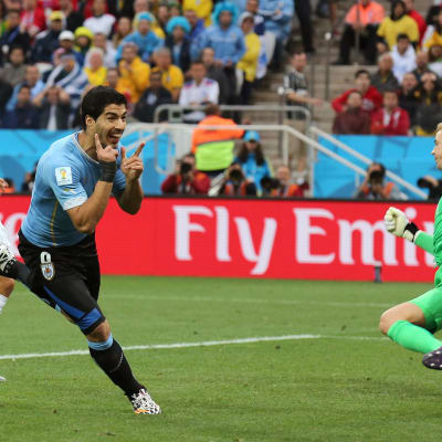 Luis Suarez mot England i VM 2014