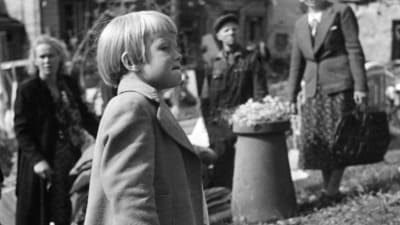 Litet barn ser vad bomberna har förstört i Borgå, Eino Nurmi 1940-tal
