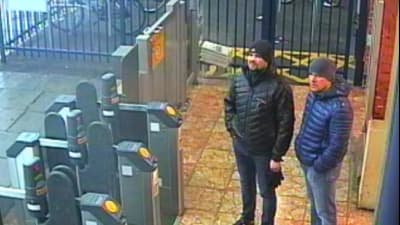 De två misstänkta ryska männen fotograferade av övervakningskameror på järnvägsstationen i Salisbury