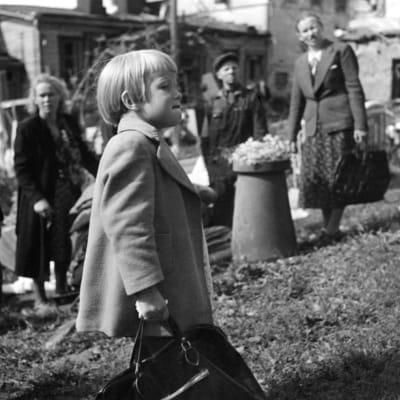 Litet barn ser vad bomberna har förstört i Borgå, Eino Nurmi 1940-tal