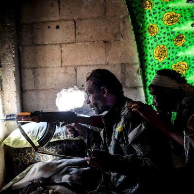 Medlemmar av SDF-milisen håller utkik vid den östra frontlinjen i Raqqa den 5 oktober 2017.