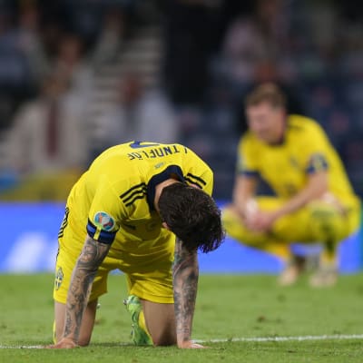  Victor Lindelöf polvillaan maassa.