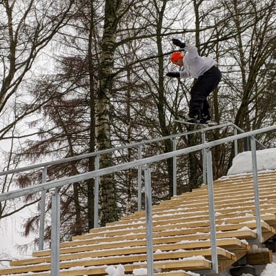 Kansainväliset lumilautailijat löysivät Mäntymäen kuntoportaat